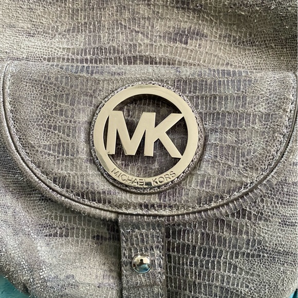 Michael Kors purse very stylish. Beautiful color goes well with everything - Picture 1 of 5